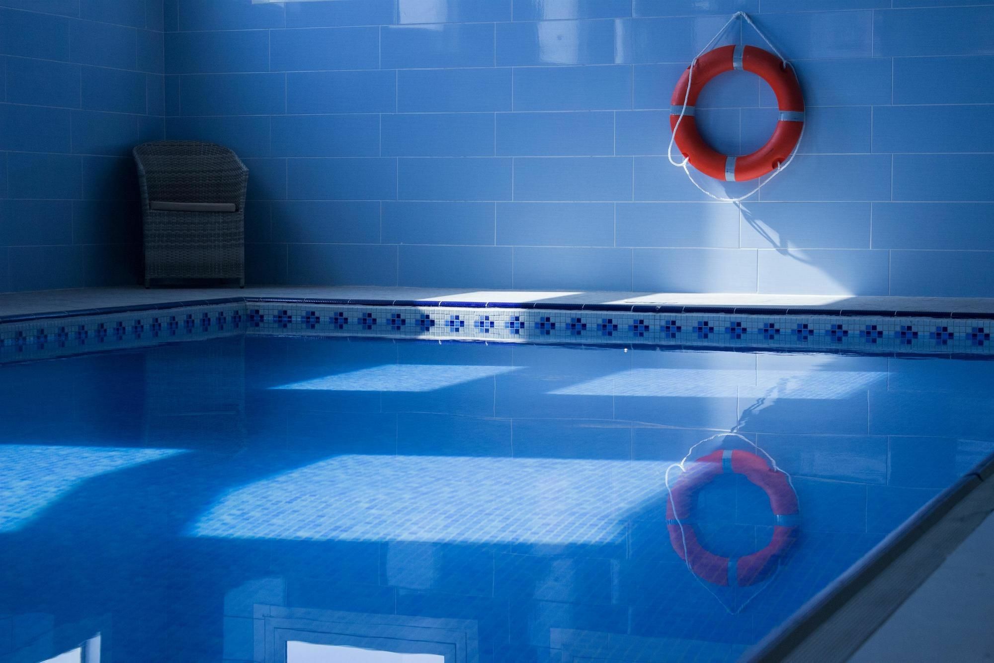 Al Ahsa Grand Serviced Apartment Al-Hofuf Exterior foto A pool with blue tiles
