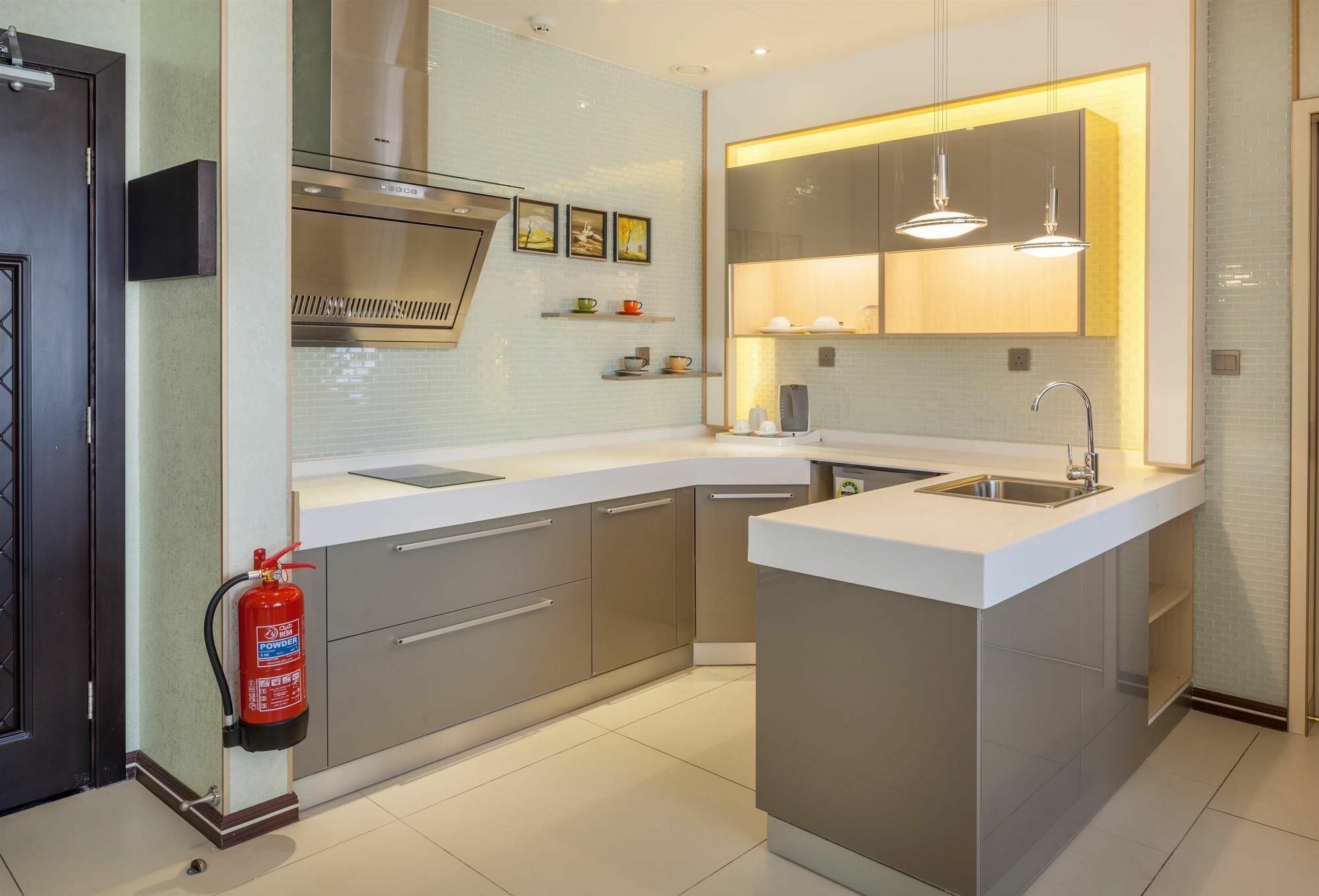 Al Ahsa Grand Serviced Apartment Al-Hofuf Exterior foto A modern kitchen