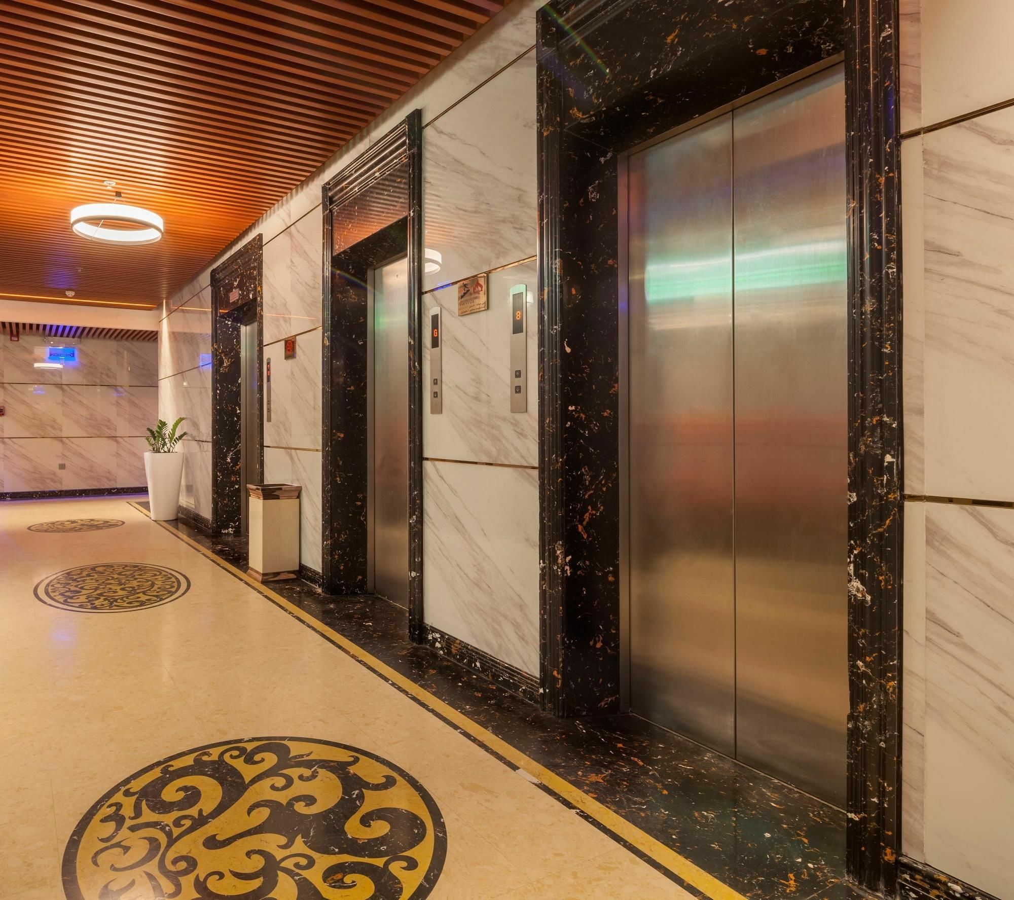Al Ahsa Grand Serviced Apartment Al-Hofuf Exterior foto Elevators at the hotel