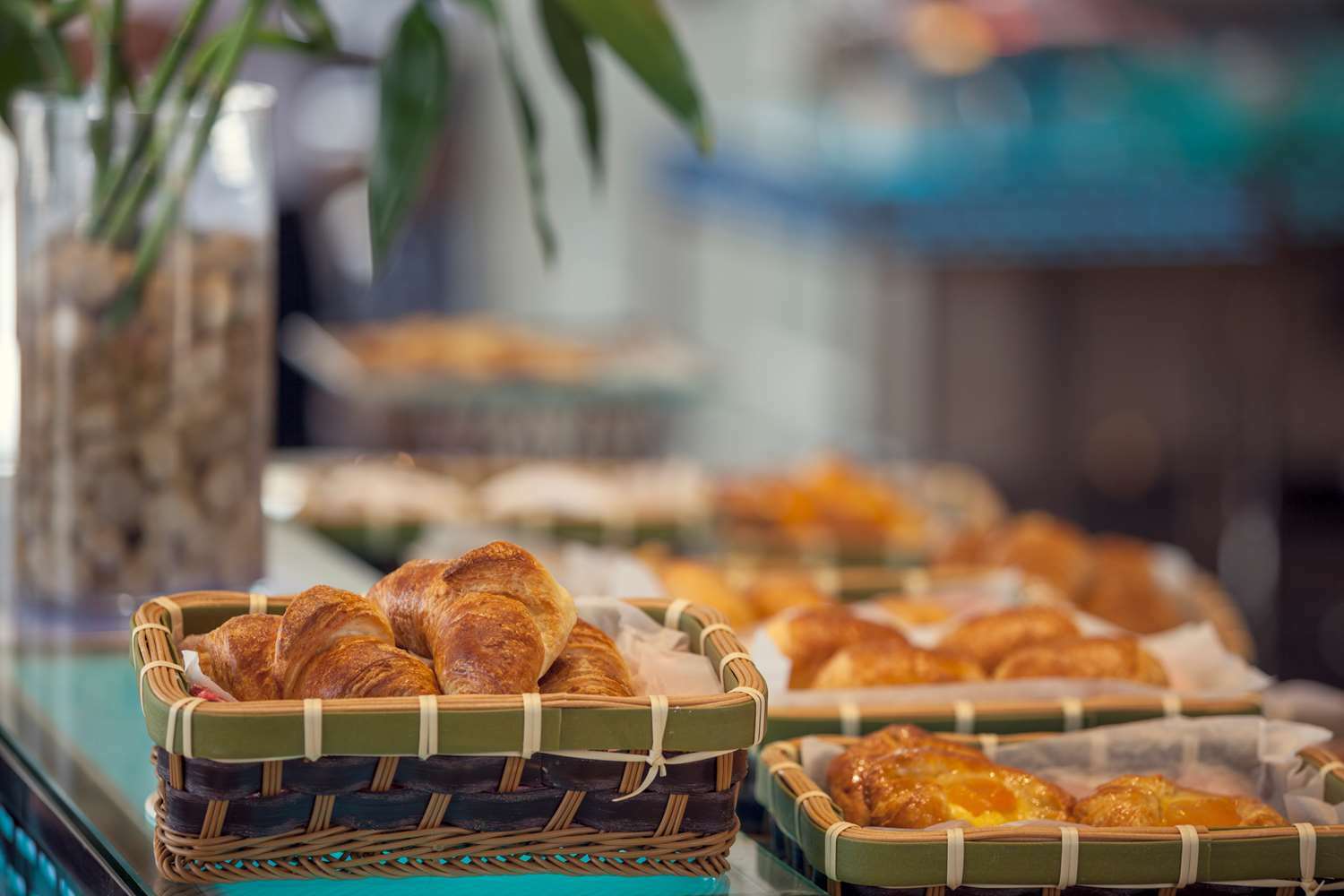 Al Ahsa Grand Serviced Apartment Al-Hofuf Exterior foto Buns and pastries at a buffet